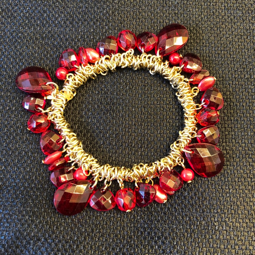 Stretch bracelet with red rhinestones